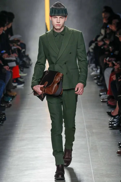 Look 17